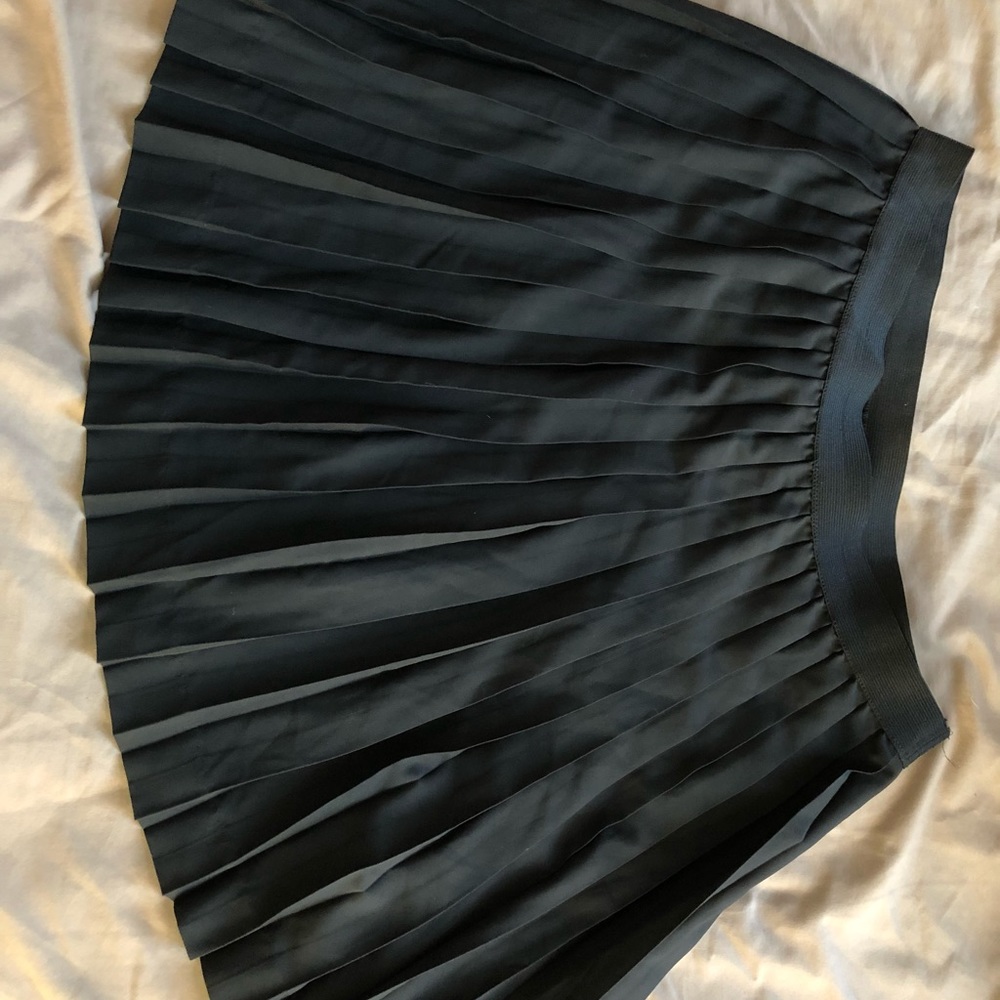 Cute black pleated skater skirt!
